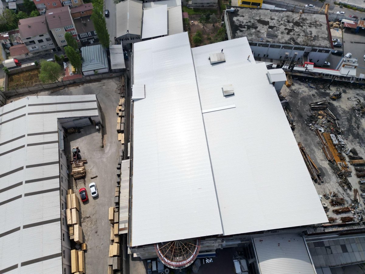 Toiture industrielle après pose de la nouvelle membrane